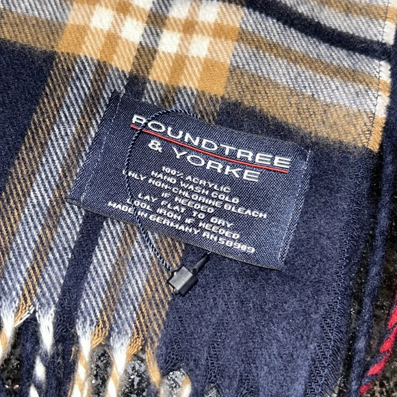 Roundtree & Yorke Plaid scarf - Picture 2 of 3